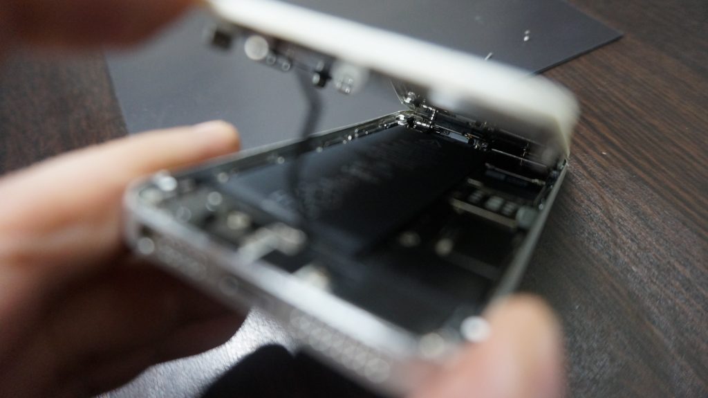 iPhone5s まだまだ現役：ガラス割れ液晶割れを新品パネルに交換します！2
