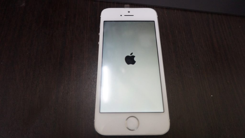 iPhone5s まだまだ現役：ガラス割れ液晶割れを新品パネルに交換します！4