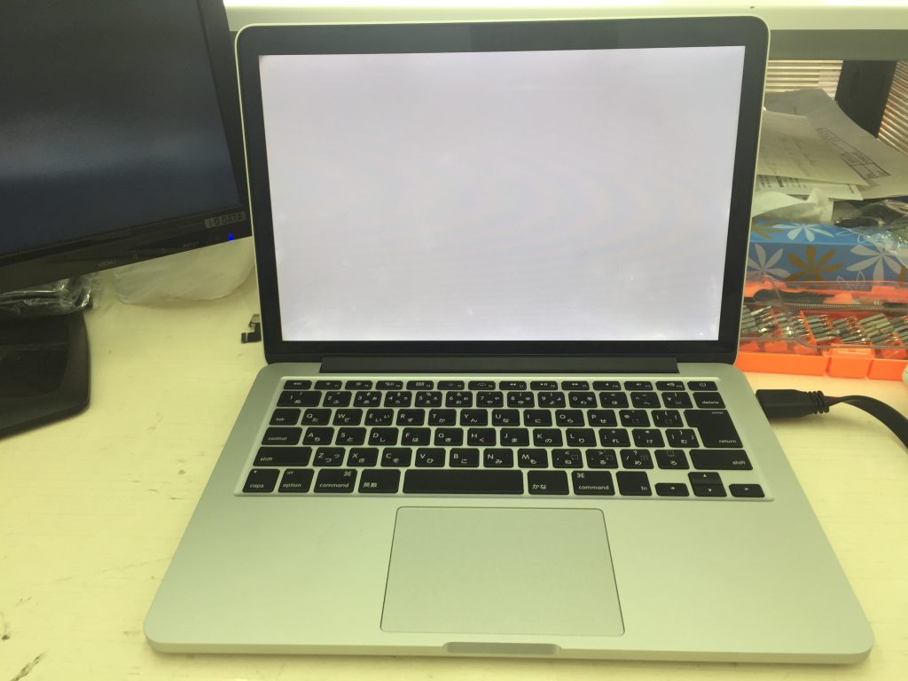Macbook Pro A1502 Mid 2014真っ白で映らない 液晶パネル交換2