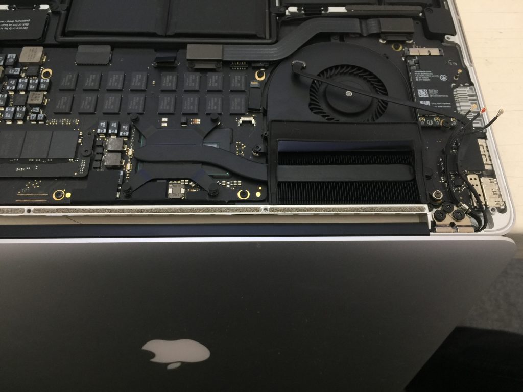 Macbook Pro A1502 Mid 2014真っ白で映らない 液晶パネル交換5
