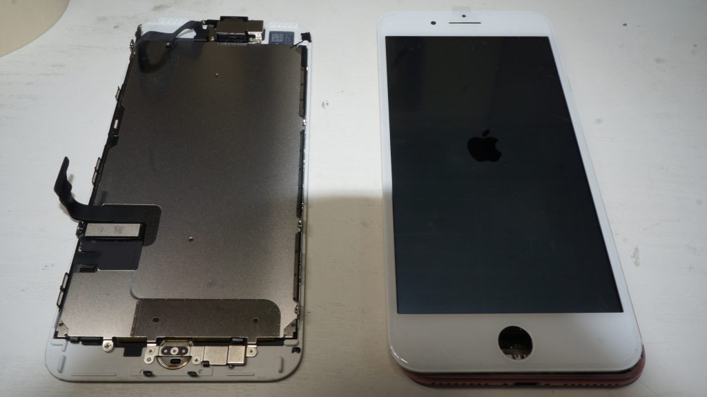 液晶の下部分の割れ 液晶交換 iPhone7 Plus 4