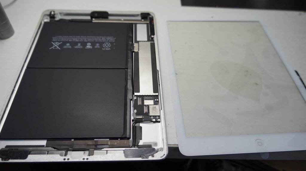 デジタイザ割れ(ガラス割れ)のためデジタイザ交換 iPad Air 7