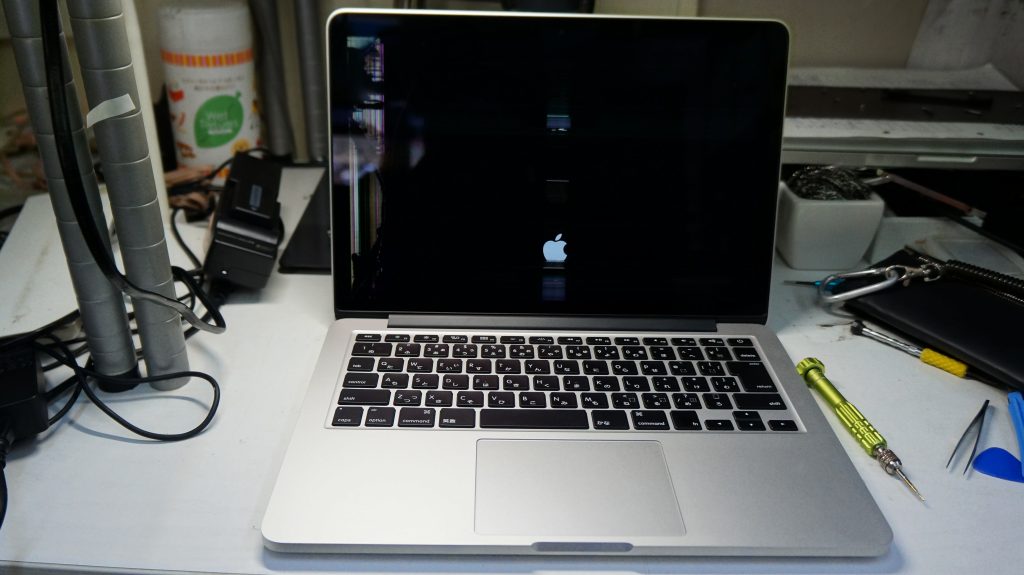 液晶割れで画面が乱れる 液晶交換 Macbook Pro A1502 2013 Retina 1