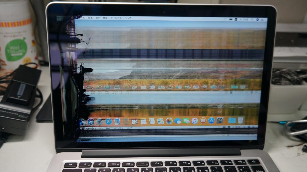 液晶割れで画面が乱れる 液晶交換 Macbook Pro A1502 2013 Retina 2