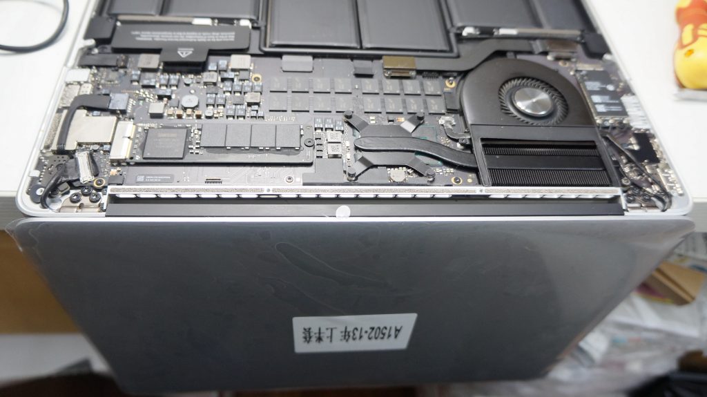 液晶割れで画面が乱れる 液晶交換 Macbook Pro A1502 2013 Retina 6
