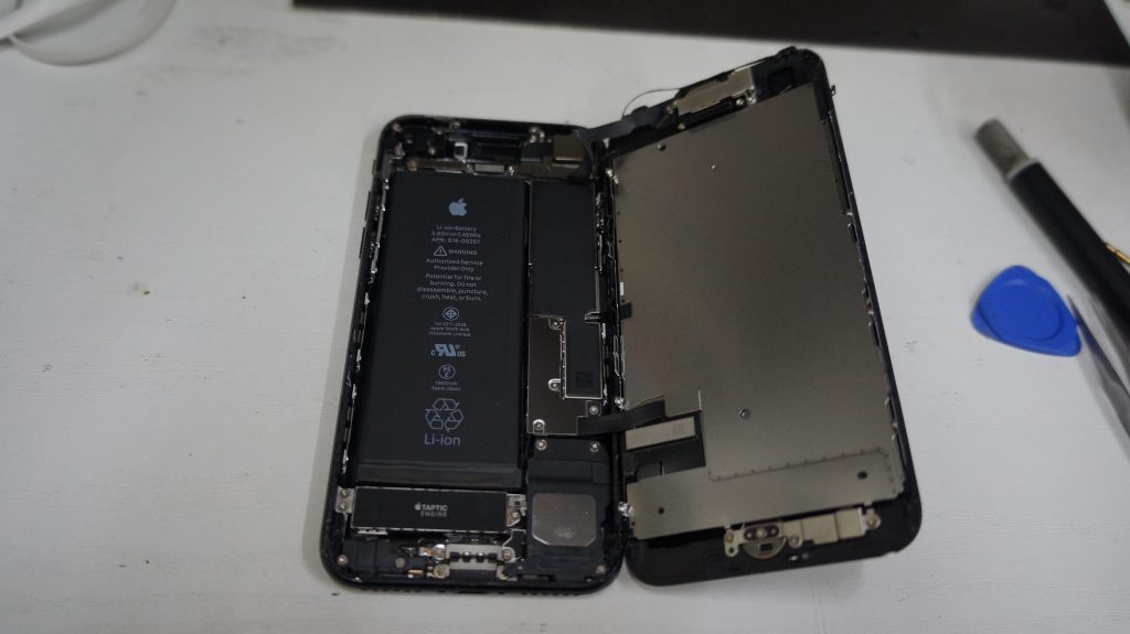 上側の方がガラス割れ 液晶交換 iPhone7 3
