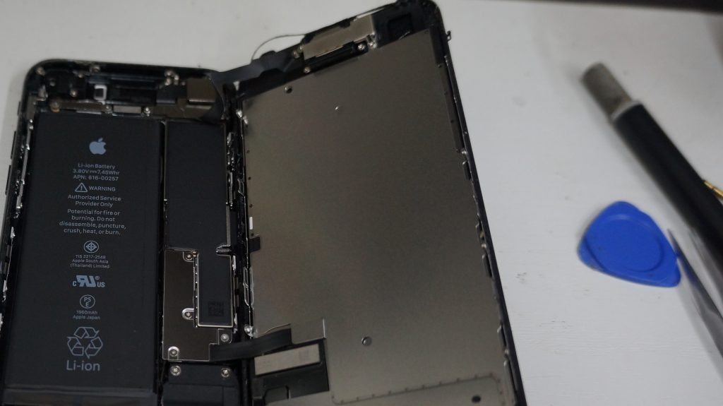上側の方がガラス割れ 液晶交換 iPhone7 4