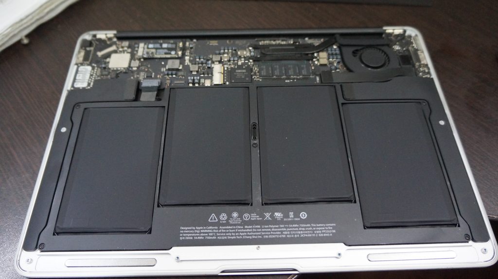 液晶割れにより上半身ユニット交換 Macbook Air A1466 4