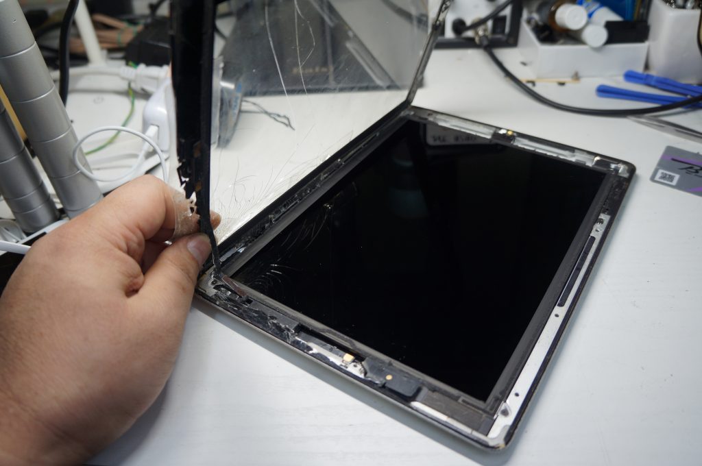 ガラス割れでデジタイザ交換 フレーム修正 iPad4 4
