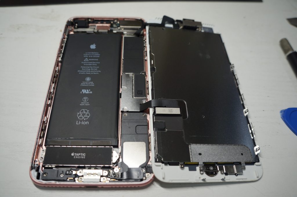 右上の方の割れ 液晶パネル交換 iPhone7 2