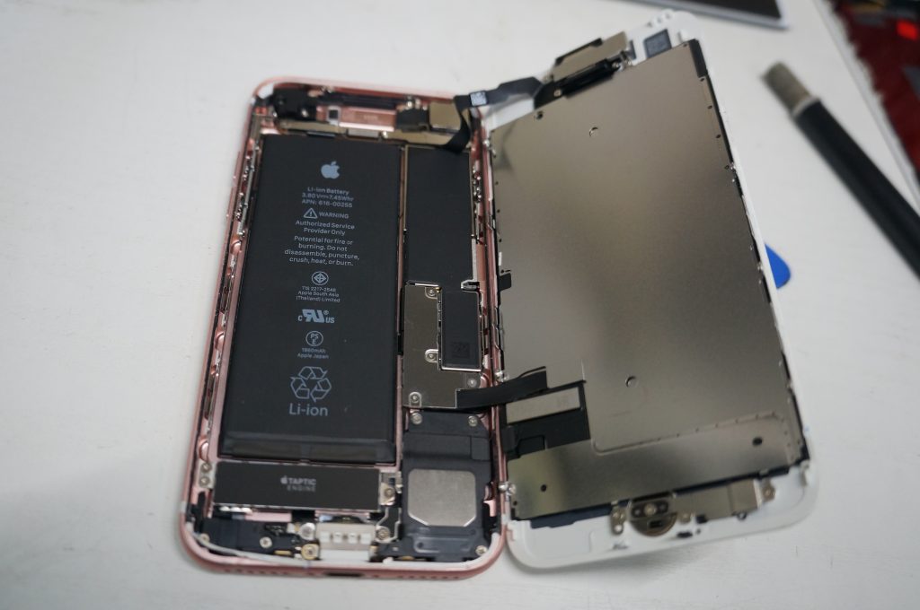液晶割れ縦線 液晶パネル交換 iPhone7 3