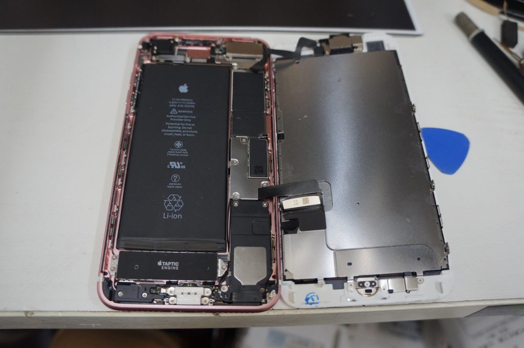 画面上部から落下割れ 液晶パネル交換 iPhone7 3