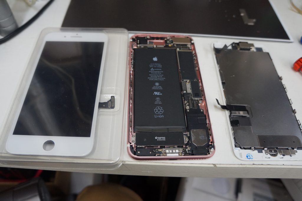 画面上部から落下割れ 液晶パネル交換 iPhone7 4