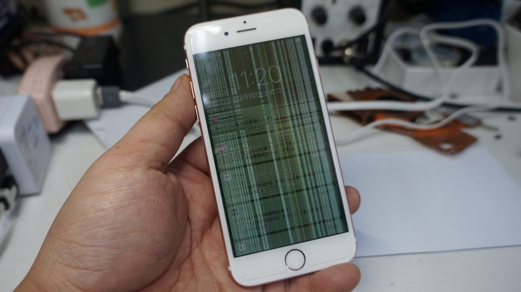 液晶に縦線が入る 液晶パネル交換 iPhone6s 1