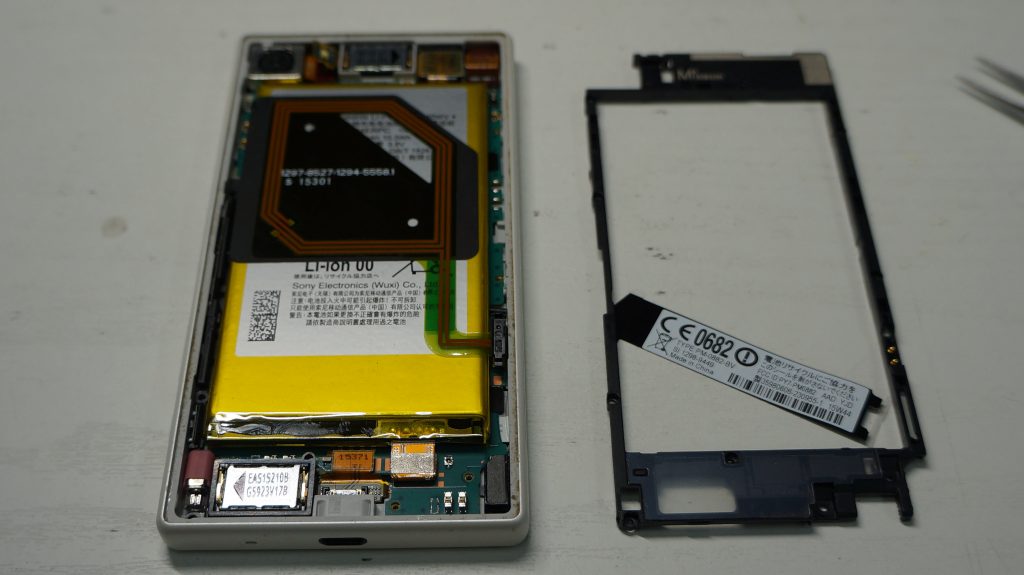 軽症の割れ 液晶交換 Xperia Z5 Compact 4