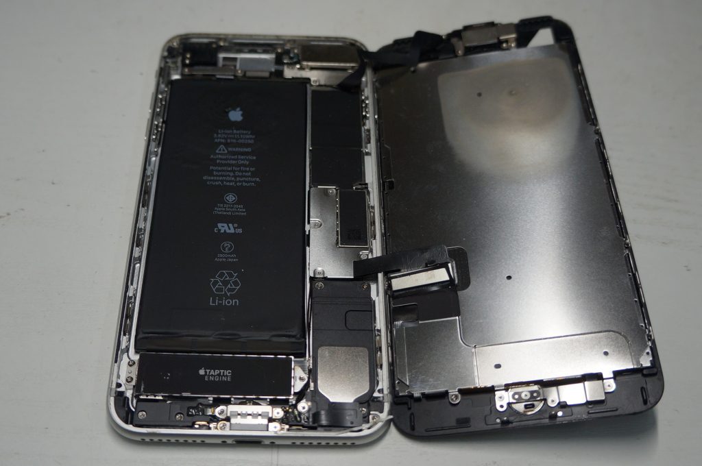 液晶左上部割れ 液晶パネル交換 iPhone7 Plus 3