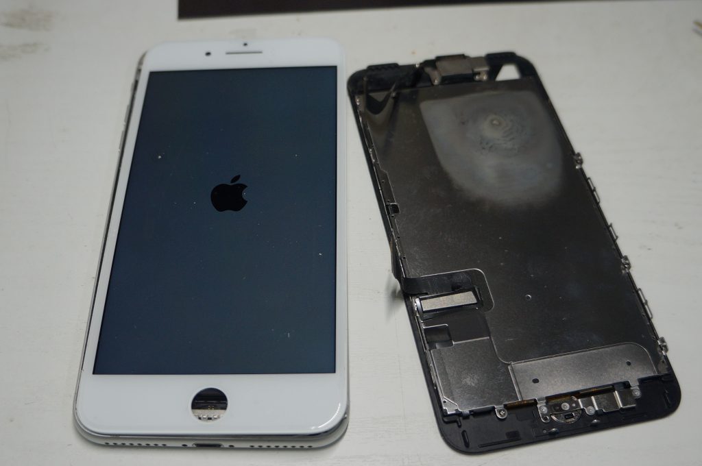 液晶左上部割れ 液晶パネル交換 iPhone7 Plus 4