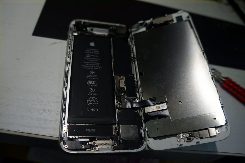 左側面から落下液晶割れ 液晶パネル交換 iPhone7 3