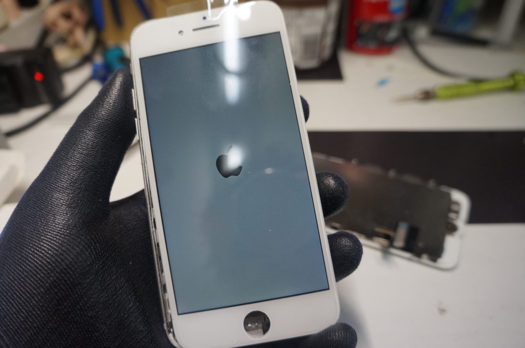 左側面から落下液晶割れ 液晶パネル交換 iPhone7 4