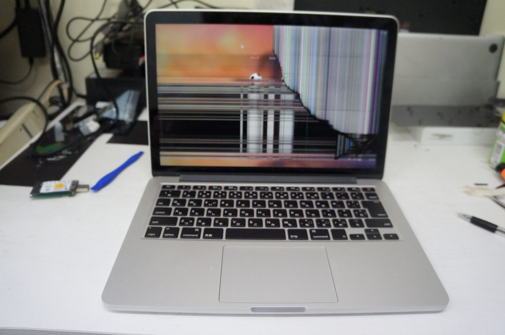 液晶割れ 液晶パネル交換 2K Macbook Pro A1502 2