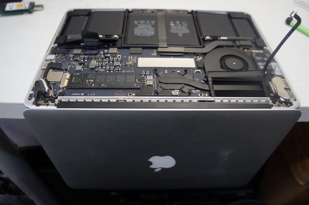 液晶割れ 液晶パネル交換 2K Macbook Pro A1502 4