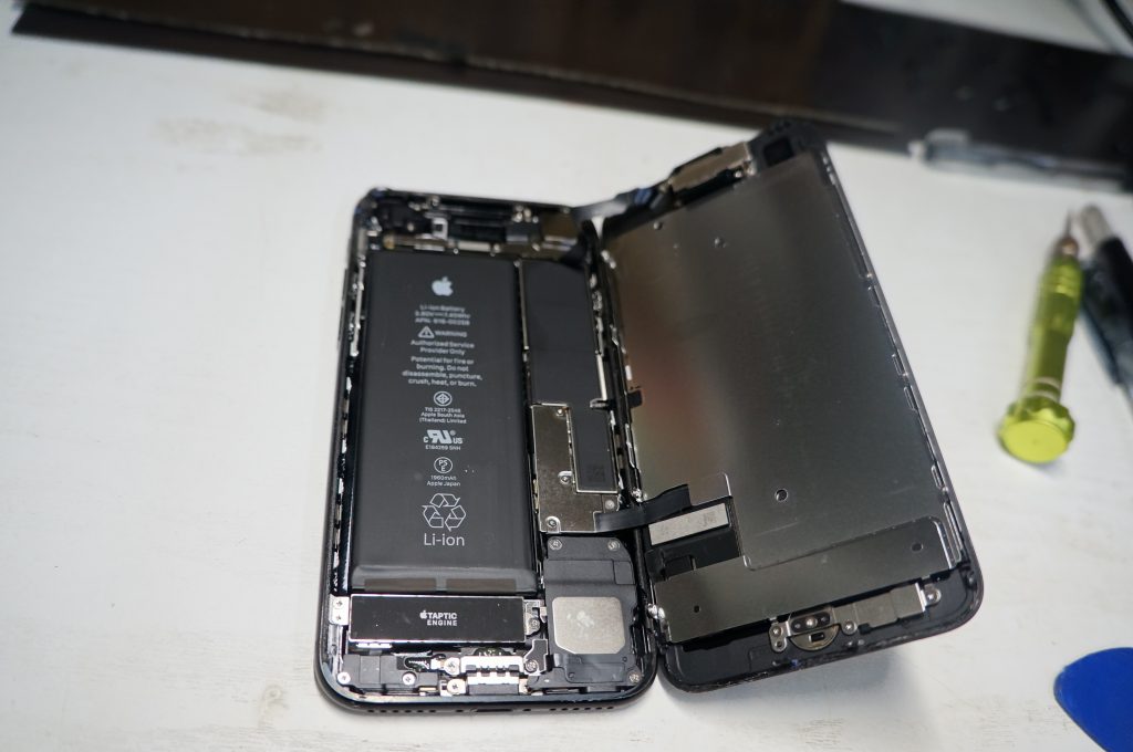 液晶漏れ(割れ) 液晶パネル交換 iPhone7 3