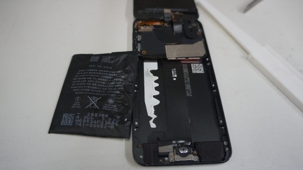 バッテリーが膨れているのでバッテリー交換 iPod touch6世代 6