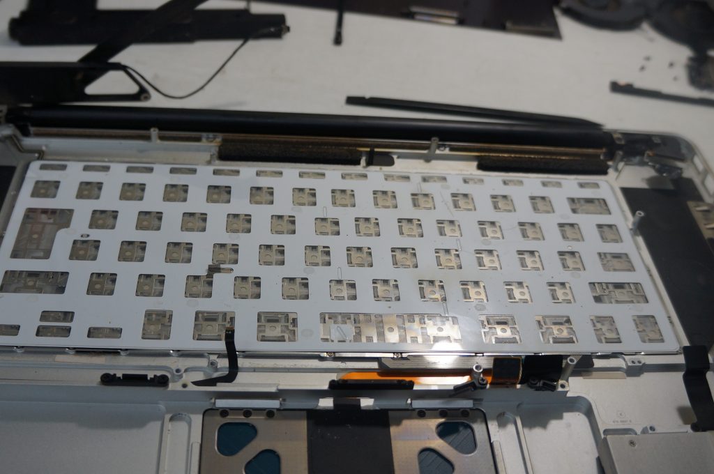 キーボードの一部が反応しない キーボード交換 Macbook Pro 17 A1297 6