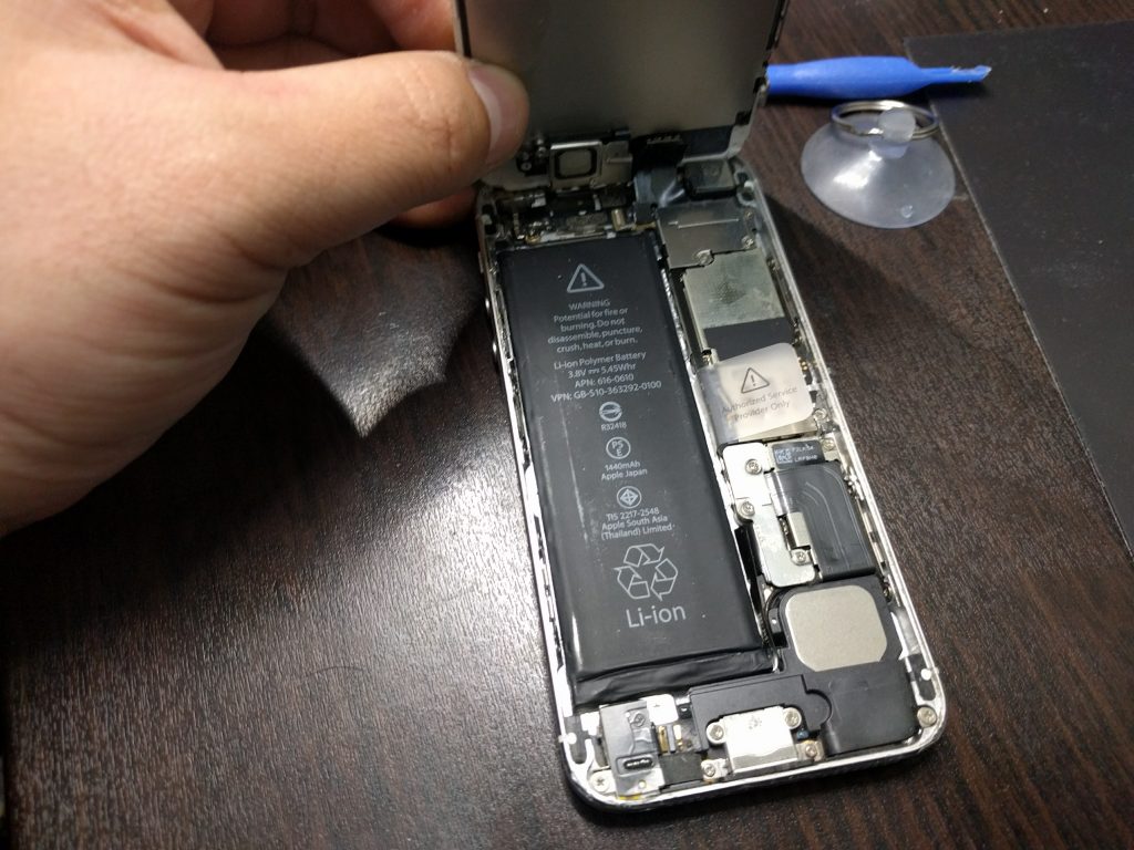 iPhone5 液晶画面縦縞で映らない 高品質パネルに交換2