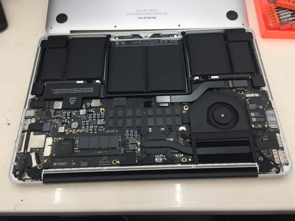 Macbook Pro A1502 Mid 2014真っ白で映らない 液晶パネル交換4