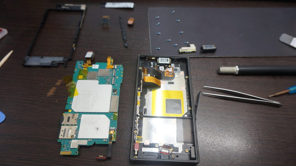 液晶割れ修理 Xperia Z5 Compact 5