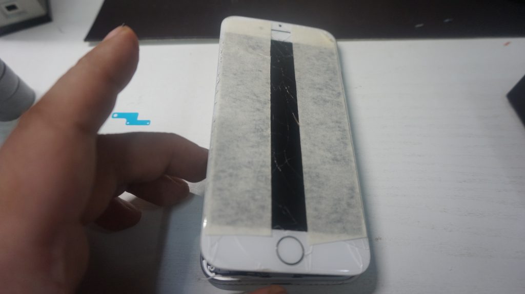 液晶パネル割れ修理 縦線 iPhone7 3
