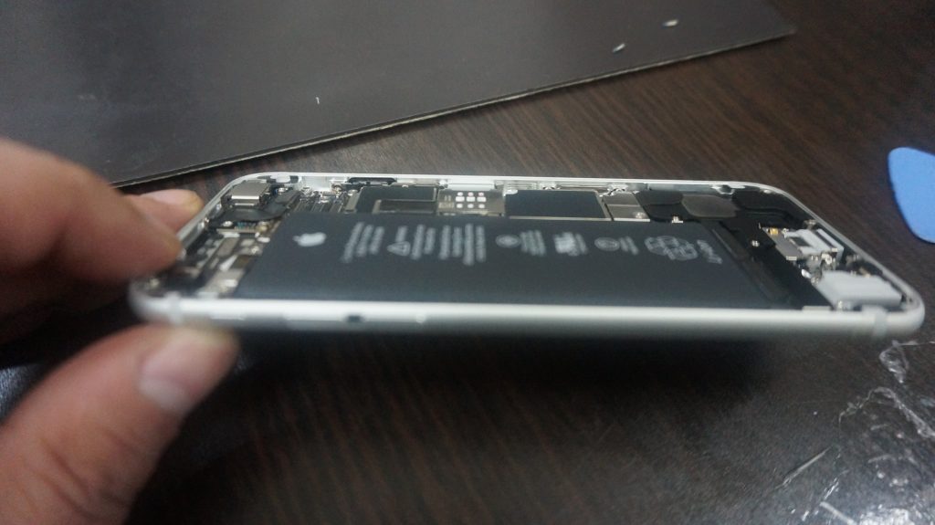バッテリーが膨らむ バッテリー交換 iPhone6 4
