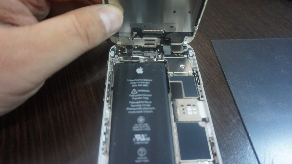 液晶とバッテリー交換 iPhone6 3