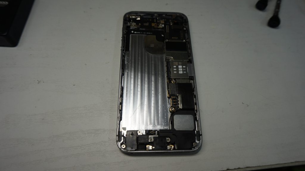 折れ曲がったiPhoneを直す iPhoneSE 4