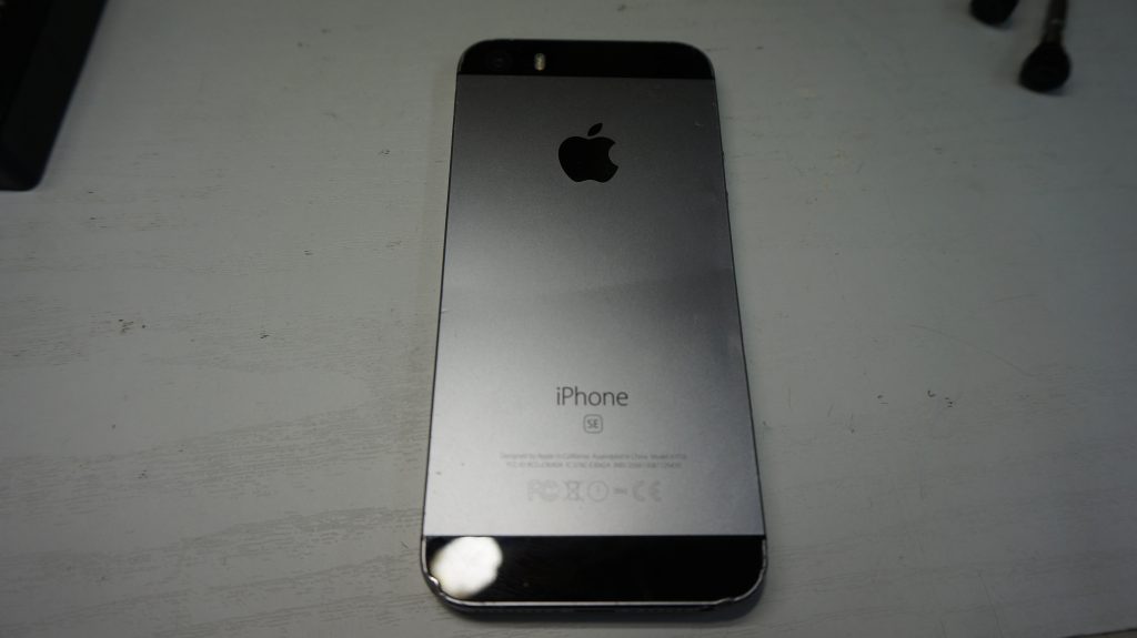 折れ曲がったiPhoneを直す iPhoneSE 5