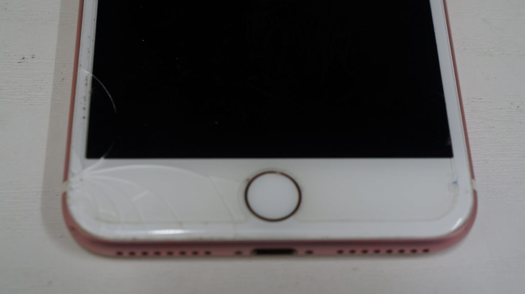 液晶の下部分の割れ 液晶交換 iPhone7 Plus 2