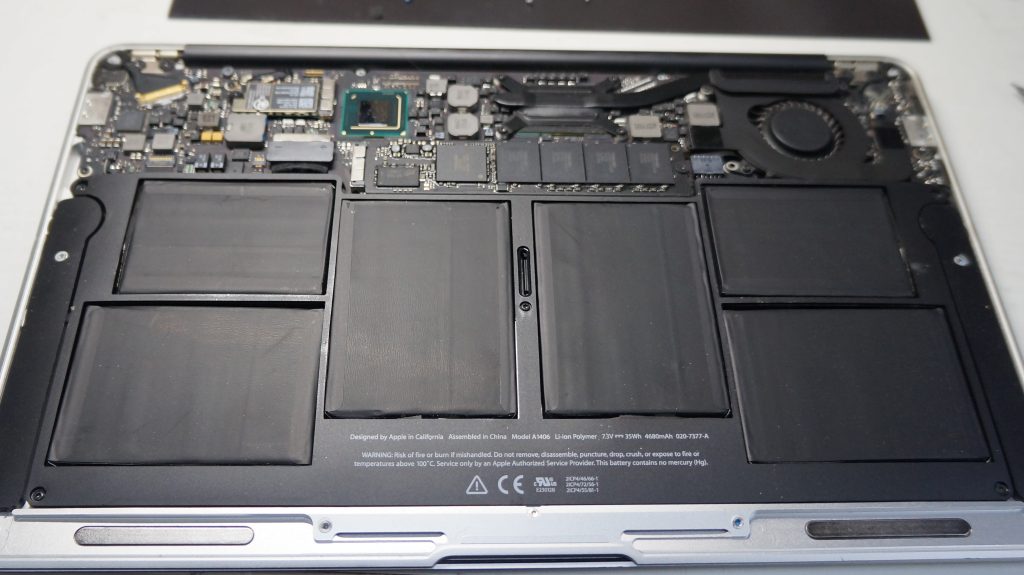充電できないACをつなぐと使える バッテリー交換 Macbook Air 1370 2011 2