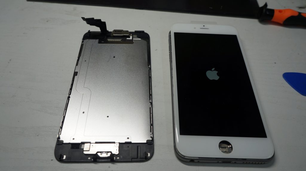液晶割れ交換 色違いパネルで修理 iPhone6 Plus 4