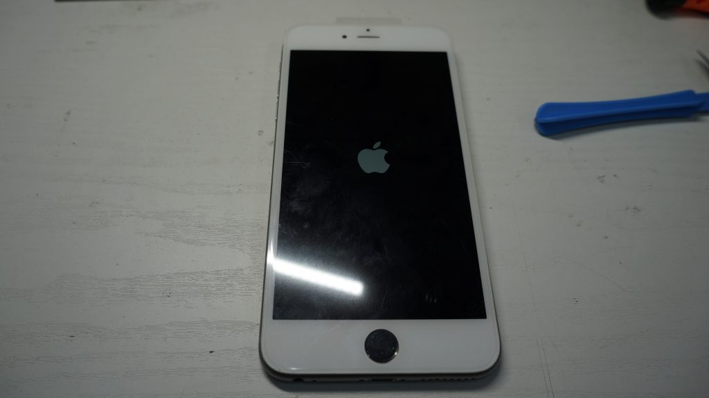 液晶割れ交換 色違いパネルで修理 iPhone6 Plus 5
