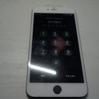 液晶割れ交換 色違いパネルで修理 iPhone6 Plus 6