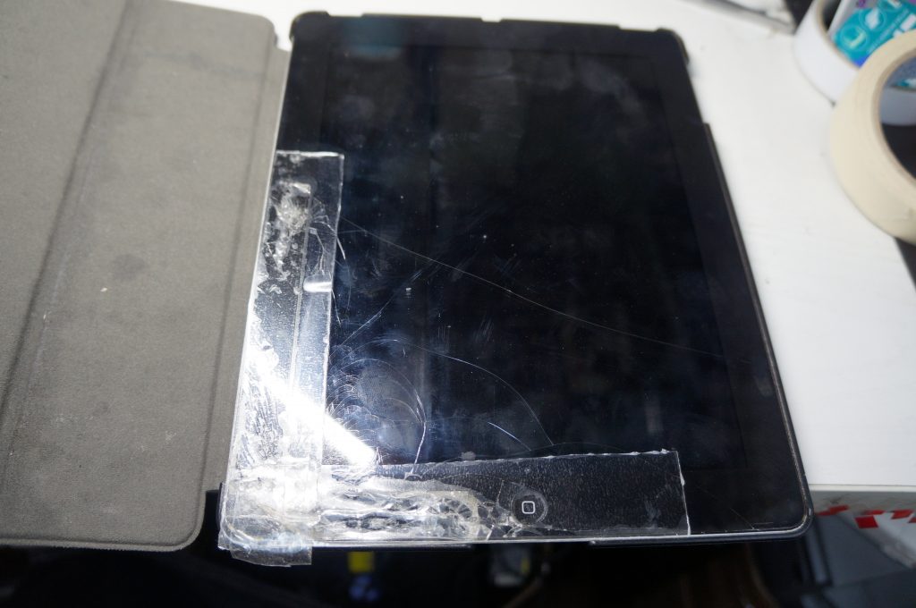 ガラス割れでデジタイザ交換 フレーム修正 iPad4 1