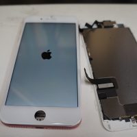 右上の方の割れ 液晶パネル交換 iPhone7 3