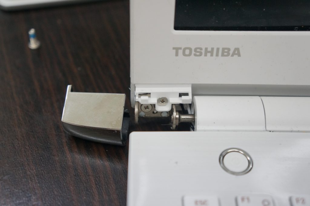 液晶割れ交換修理 TOSHIBA Dynabook T45/EWS 3