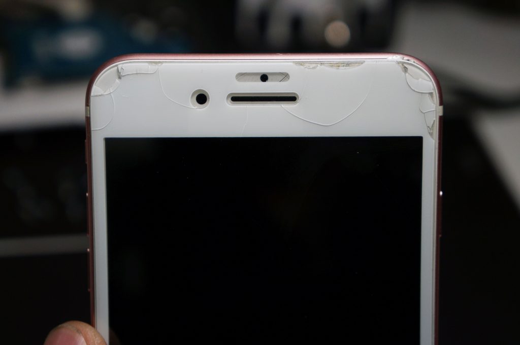 画面上部から落下割れ 液晶パネル交換 iPhone7 2