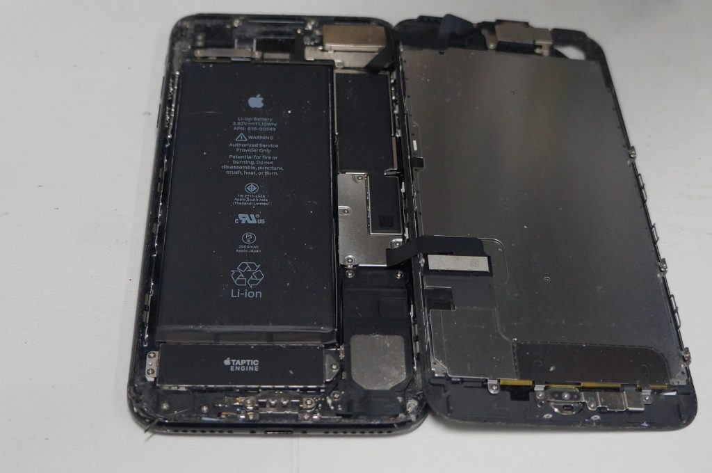 バリバリ割れ液晶 液晶パネル交換 iPhone7 Plus 5