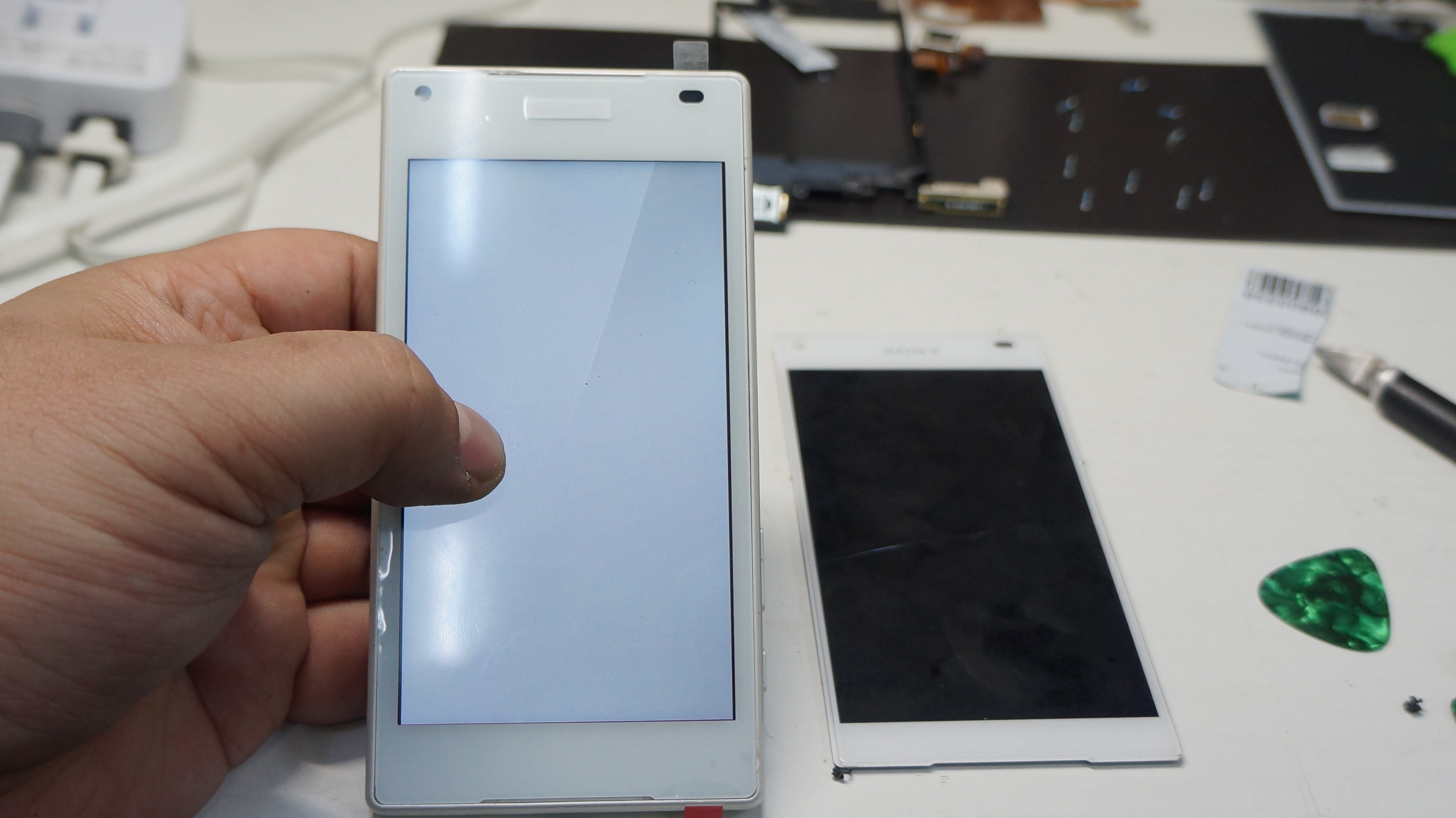 軽症の割れ 液晶交換 Xperia Z5 Compact 7