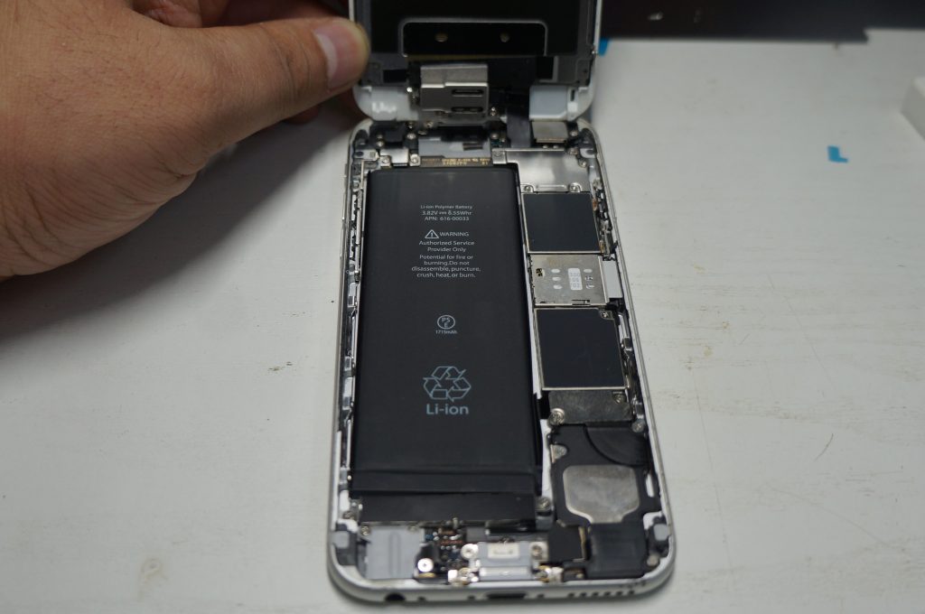 角から落ちて全体的な割れ 液晶パネル交換 iPhone6s 3