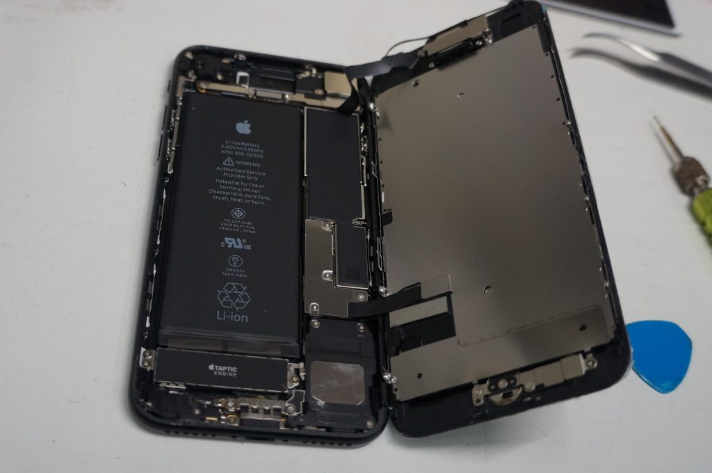 左上から落下ガラス割れ 液晶パネル交換 iPhone7 3