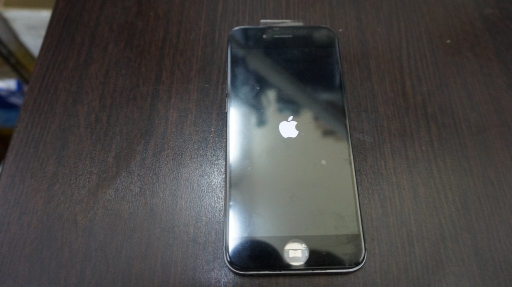 液晶に縦線が出る 液晶パネル交換 iPhone6 4